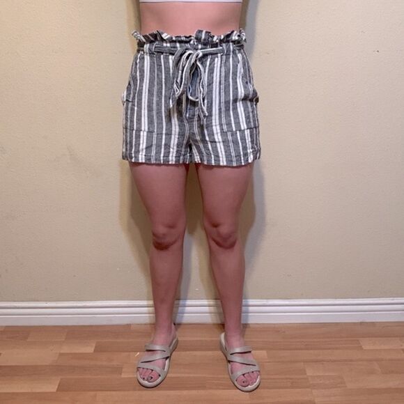 Cupcakes and Cashmere Monterey Stripe Paperbag Waist Shorts Size Small - Picture 2 of 12